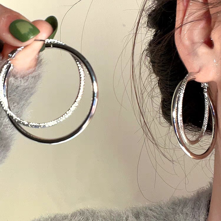 Simple and cold style double-ring large earrings, a new trendy ear accessory for women in 2025, elegant, high-end and grand. Stud earrings full figure