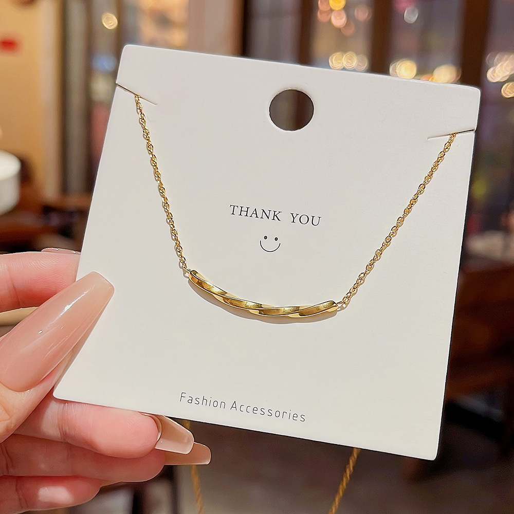 Korean 18K gold smiling titanium steel necklace accessory for girls, a niche and high-end necklace that doesn't fade, a personalized collarbone chain trend Application Scenario