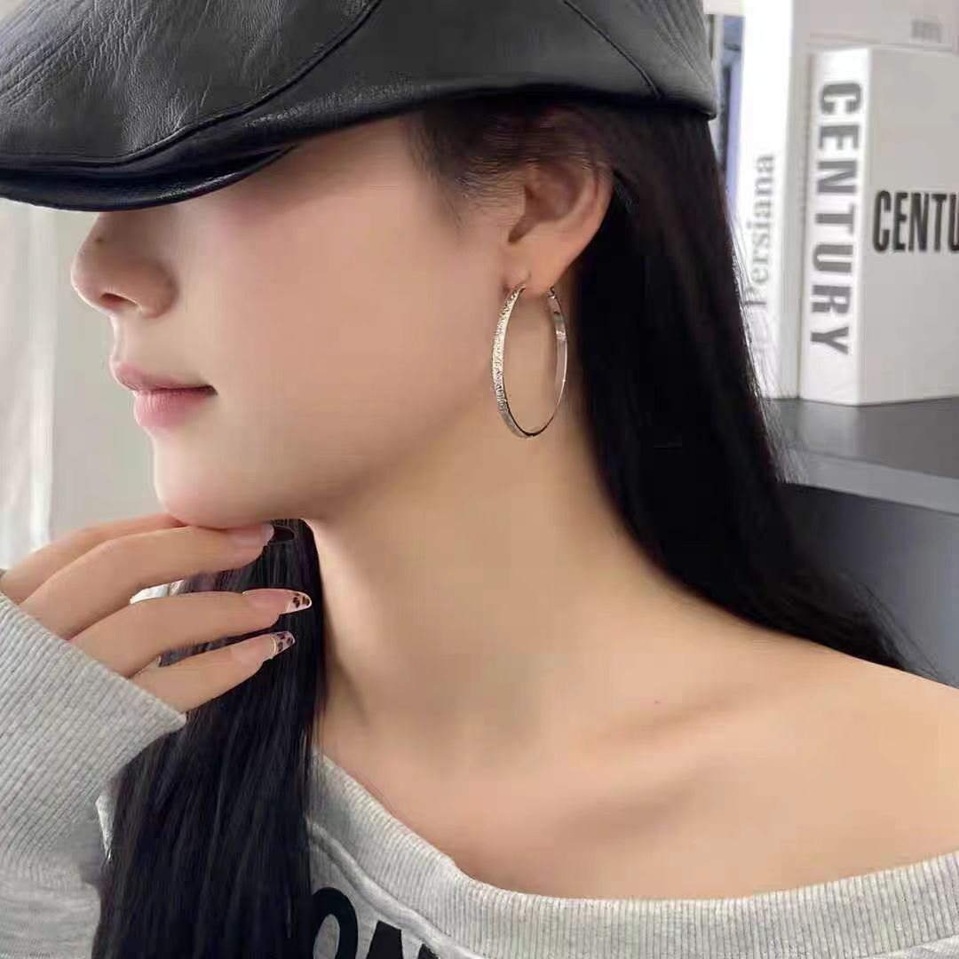 The 925 design style Hong Kong-style retro earring earrings exude a feminine charm. The hoop earrings are unique, fashionable and versatile, and are simple and trendy earrings details Picture