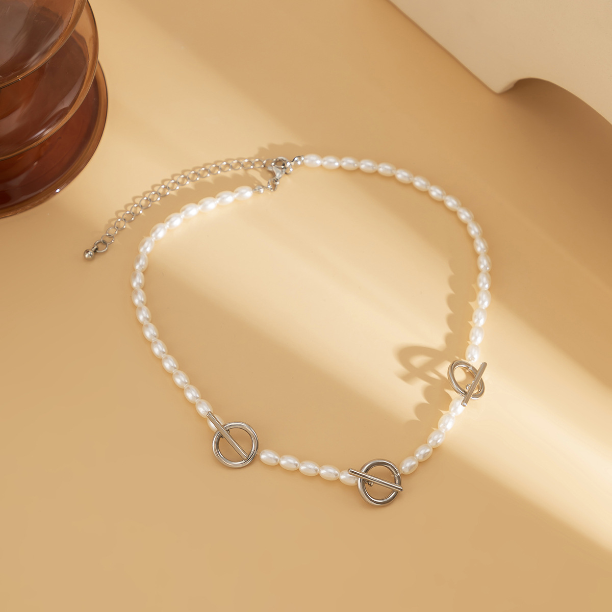 Retro single-layer simple geometric OT buckle versatile necklace for women, European and American cross-border pearl imitation French cold style collarbone chain Application Scenario
