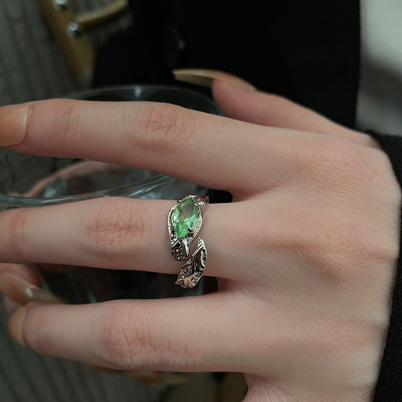 A cold green zircon texture open ring for women, a light luxury, niche and high-end ring, a unique and fashionable index finger ring details Picture