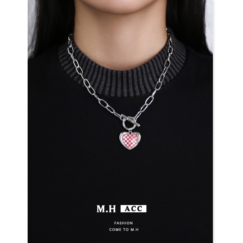 Original red and white checkerboard heart-shaped necklace for women, light luxury, sweet and cool, spicy girl, niche high-end and personalized pendant Specification drawing