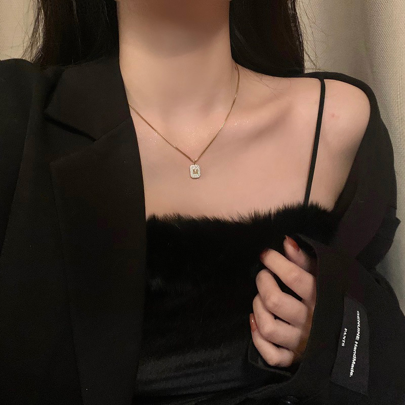 Wholesale M-letter titanium steel necklace for women, exquisite pendant, fashionable ins style, high-end collarbone chain, high quality Specification drawing