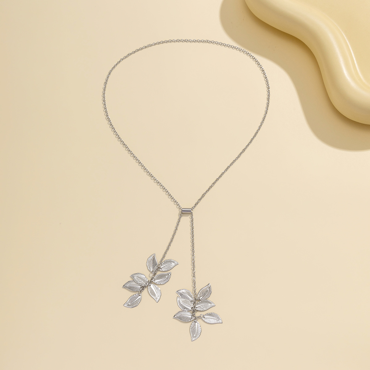 European and American cross-border jewelry, simple leaf metal pendant, neckchain, collarbone chain, retro imitation pearl, versatile necklace for women Application Scenario