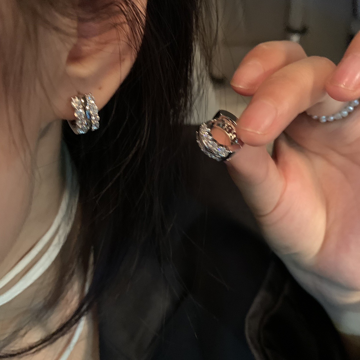 The 2023 new style of cold and stylish, versatile earrings, women's niche, high-end, fashionable and simple zircon stud earrings full figure