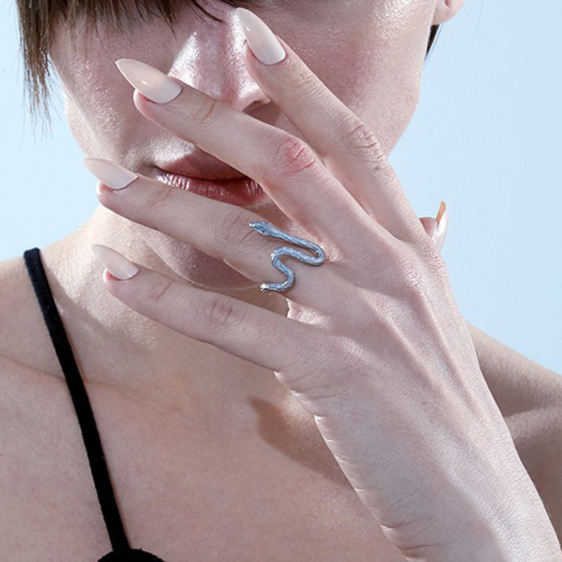 Cool and unique texture snake-shaped opening ring, a cold and unique design for women, hip-hop, simple and fashionable food ring full figure