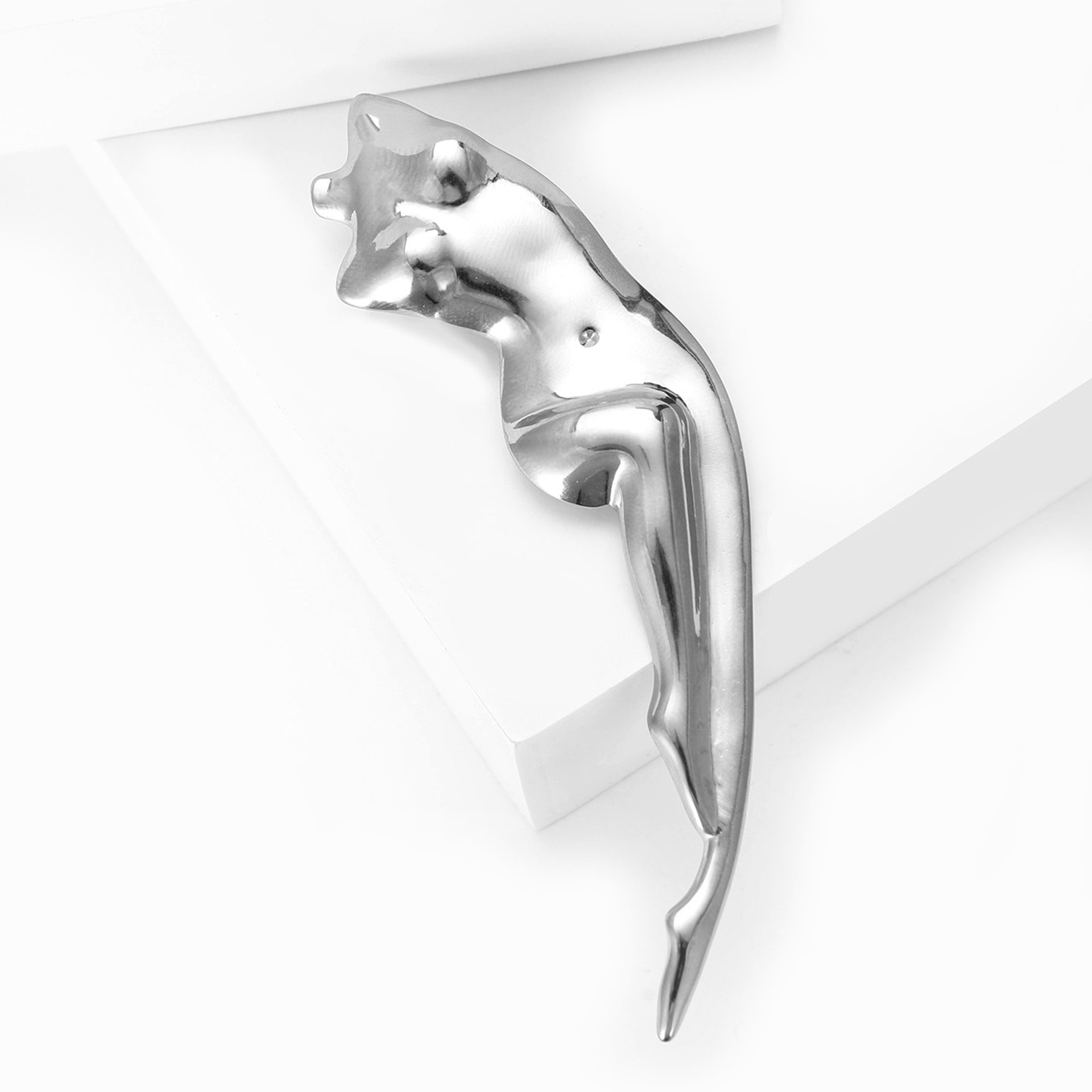 European and American stainless steel smooth human figure sculpture, cold style, high-end sense, brooch, brooch pin, accessory, special-shaped brooch clasp details Picture