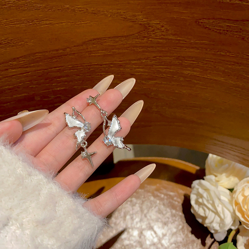 The Zircon butterfly earrings are a light luxury, niche, high-end, retro Hong Kong-style stud earrings that exude a unique charm. They are a popular and stylish earpiece full figure