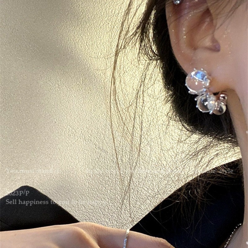 Unique ice-transparent beaded earrings with a niche design sense, high-end stud earrings for women, simple and elegant, cold style earrings, fashionable Item Picture