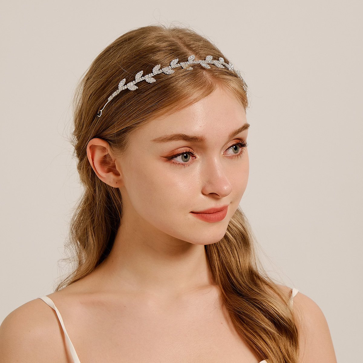 The new zirconia hair band from South Korea is a versatile daily hair accessory, a thin hair band, a wedding bridesmaid's headwear, and a water diamond leaf hair band full figure