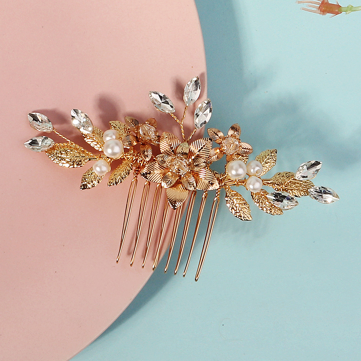The new cross-border metal flower hair comb exudes a high-end and luxurious wedding dress style. It is a handcrafted water diamond and pearl bridal comb details Picture