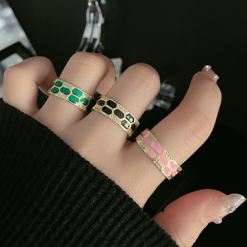 An irregular geometric multi-color glazed open ring with a European and American personality, exuding a high-end feminine charm and a retro, trendy and fashionable style Application Scenario