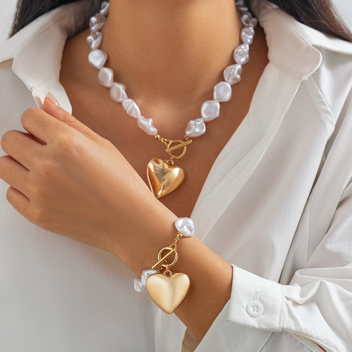 European and American cross-border jewelry, fashionable heart-shaped hollow pendant, collarbone chain, simple flat beaded pearl necklace set full figure