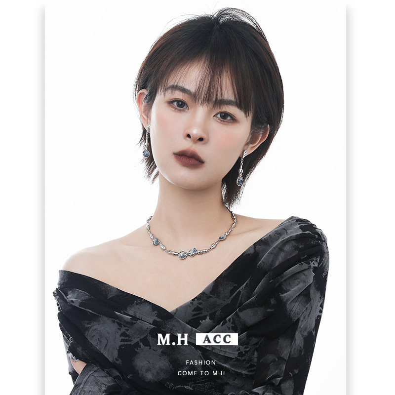 Original blue gradient glass bead jewelry wholesale, cold style light luxury ins necklace, versatile and high-end necklace for women full figure