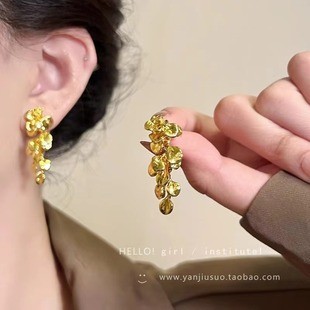 European and American gold earrings, high-end and elegant, metal cold and exaggerated, flower light luxury earrings, Hong Kong-style temperament, retro stud earrings Application Scenario