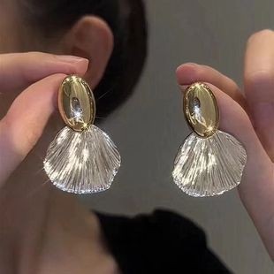 Personalized and versatile, exaggerated metallic stud earrings, trendy and fashionable for women on Instagram, versatile, and popular cross-border earrings and earrings from Europe and America Specification drawing