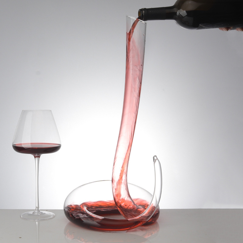 Creative decanter, a high-end snake-shaped wine divider for home use in restaurants, a crystal glass wine quick decanter details Picture