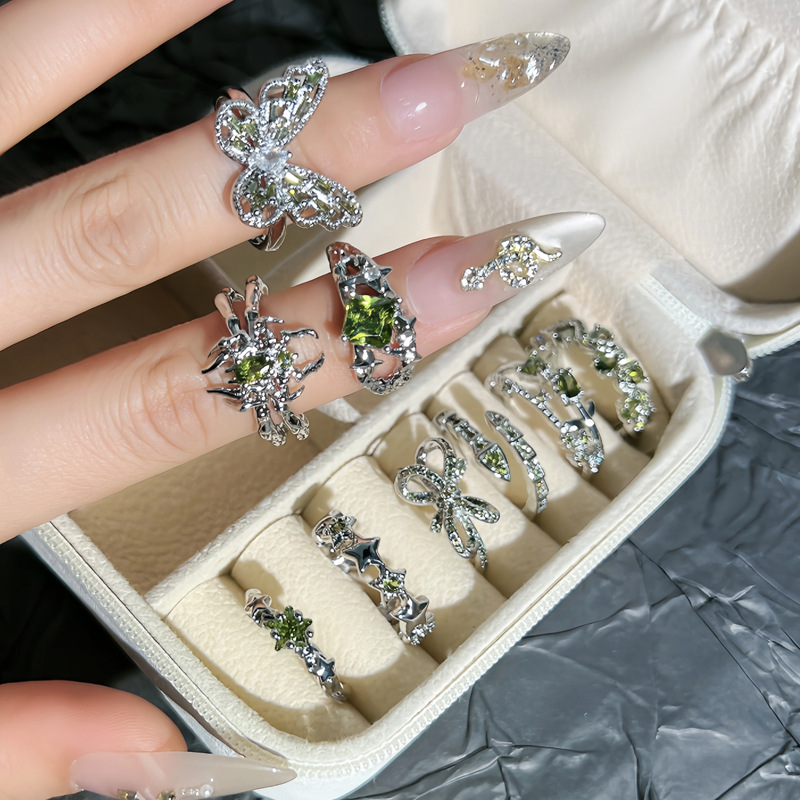 A new minimalist olive green diamond bow ring for women with a geometric irregular star-shaped design, exuding a sense of light luxury and sophistication full figure