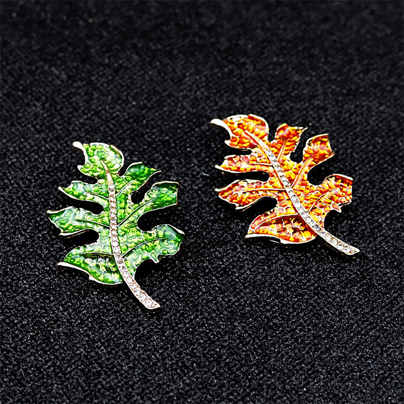 New retro European and American color maple leaf diamond-encrusted oil brooch, fashionable, simple and versatile collar pin brooch details Picture