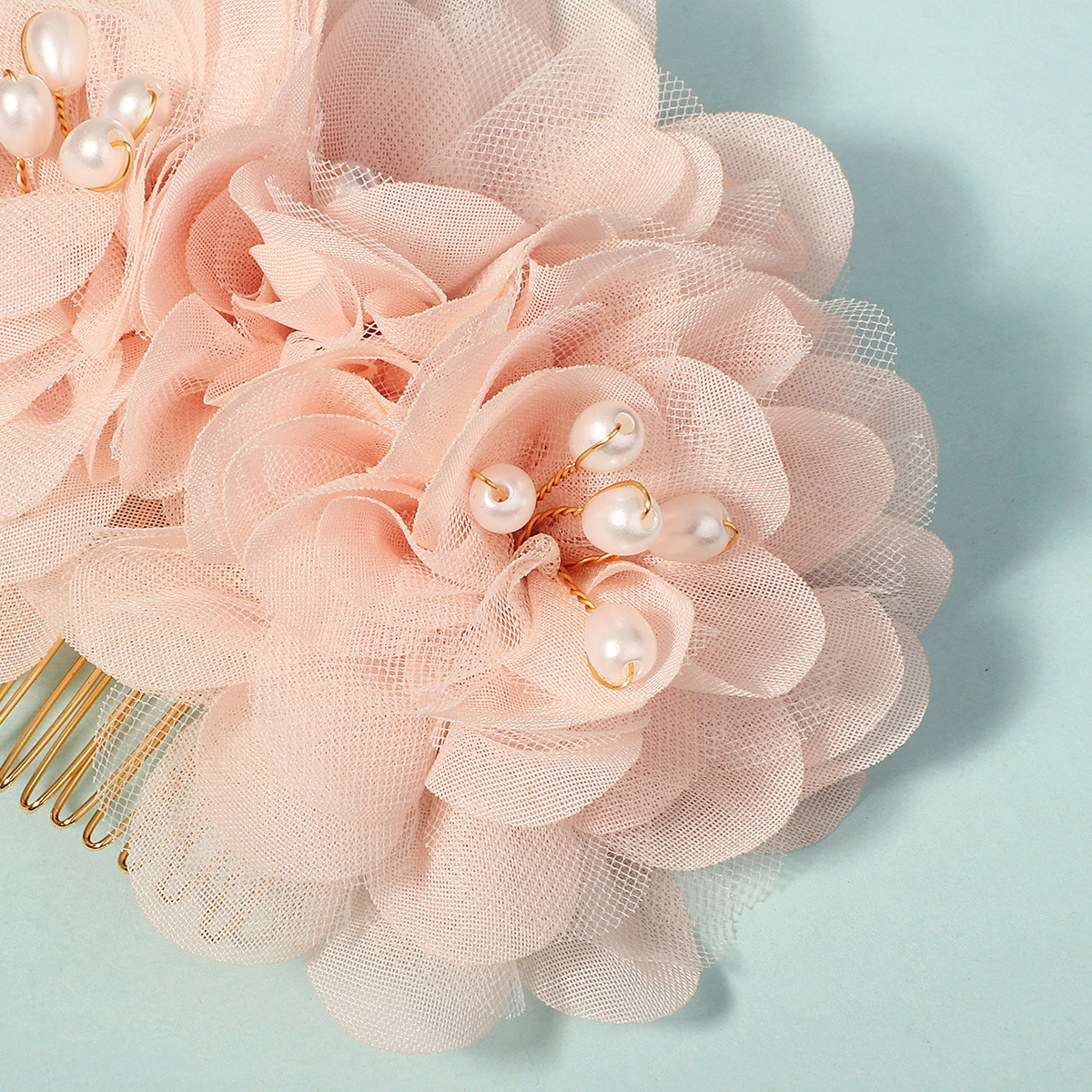 A new cross-border pink pearl flower arrangement comb, a versatile headwear for photo shoots and Internet celebrities, and a gauze floral bridal hair comb Application Scenario