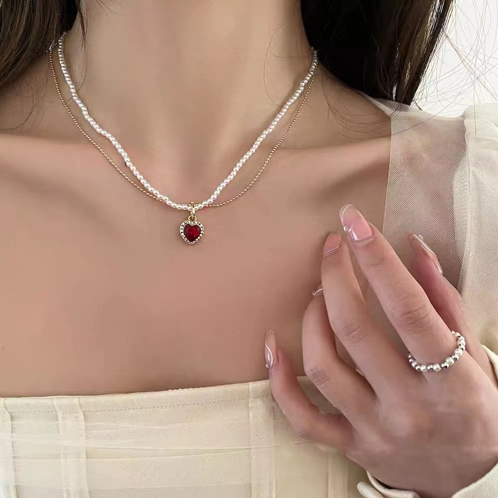 A double-layered heart-shaped pearl necklace for women with an Instagram minimalist design, a collarbone chain with a niche style, a French necklace full figure