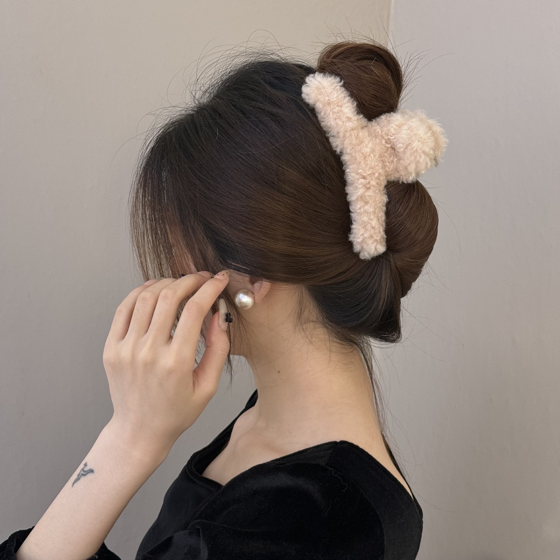 This is a new spring and summer collection from South Korea. The cute and colorful hair clips are versatile and can be paired with simple headwear for going out. It's a retro French girl's style Application Scenario