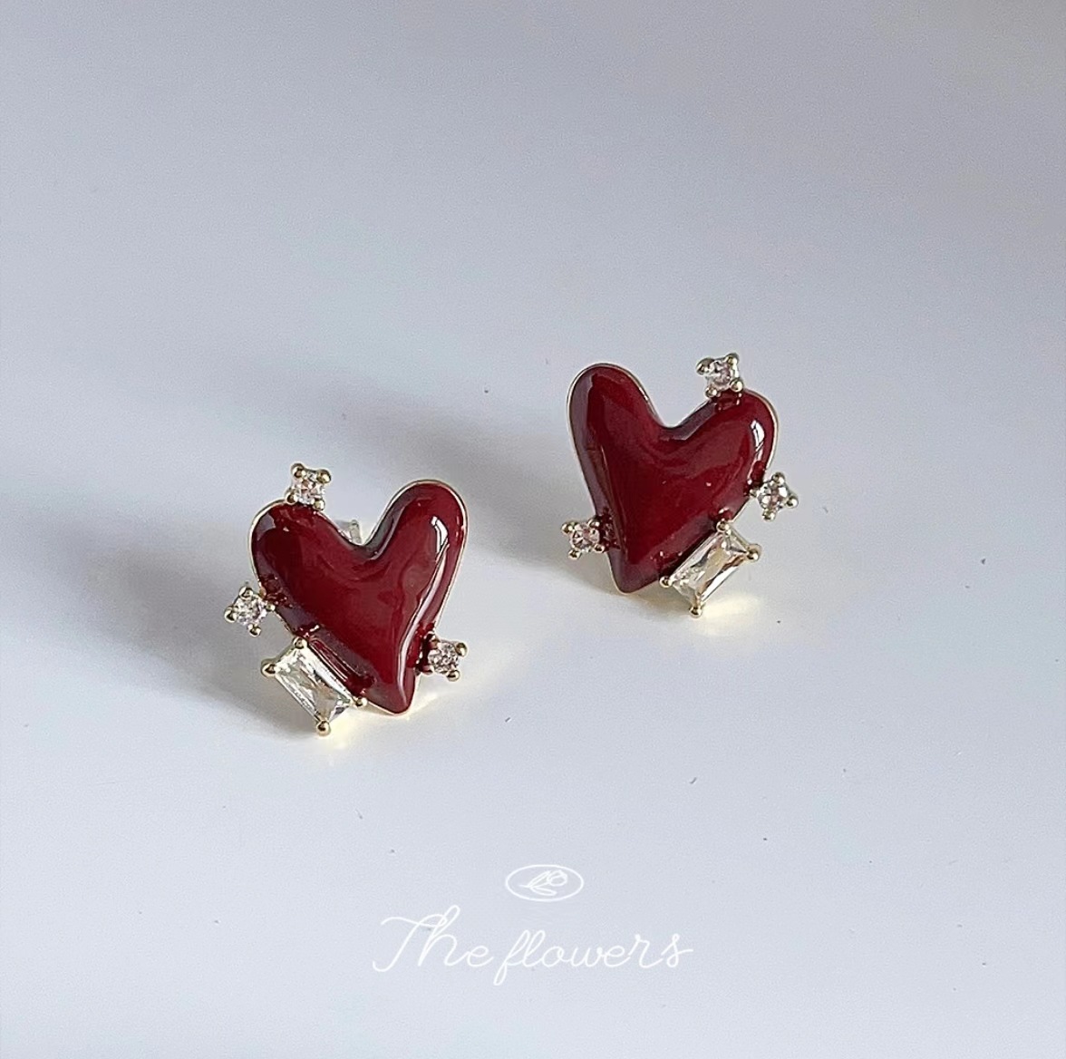 2025 Red retro heart-shaped stud earrings for women, a niche design with a high-end and elegant look, a new fashionable diamond earrings accessory Specification drawing