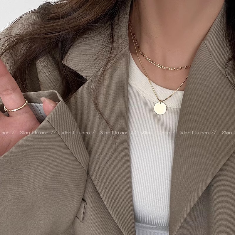 Double-layered layered necklace for girls, a light luxury and niche design decorative collarbone chain 2023 new style accessory Application Scenario