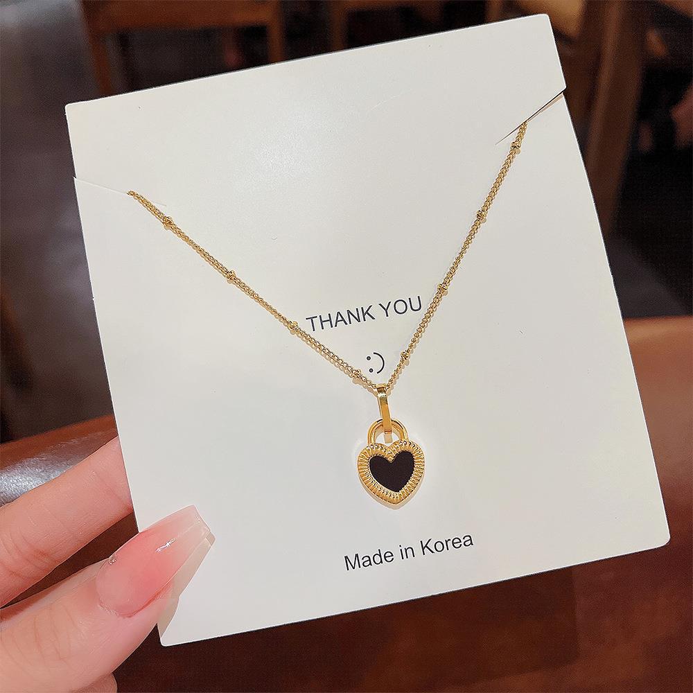 Korean version personalized design black and white double-sided heart necklace, fairy ins light luxury pendant, internet-famous high-end collarbone chain full figure