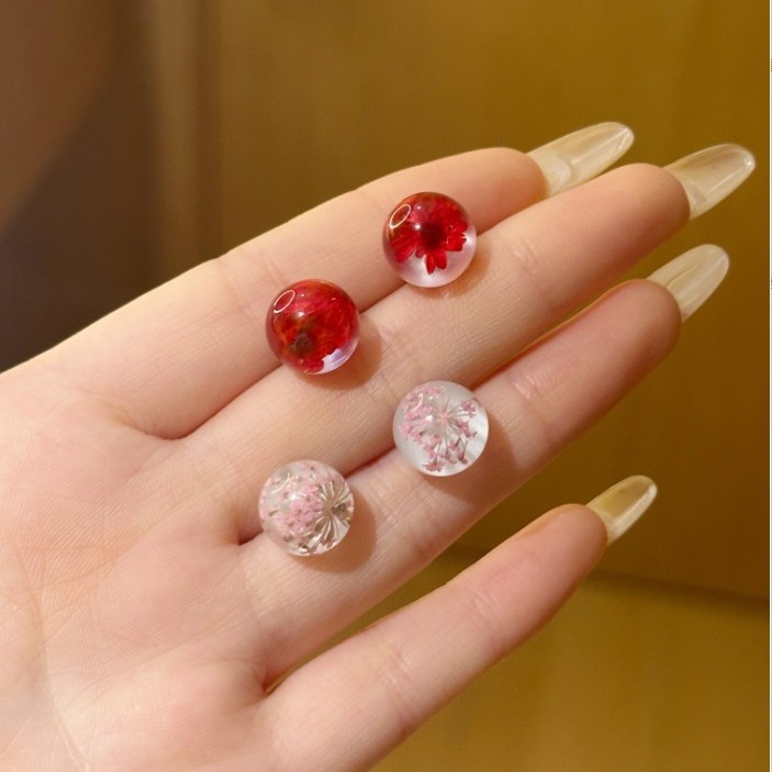 Handmade dried flower glass earrings for girls, a new bestseller in 2025, sweet stud earrings, elegant, light luxury and high-end earrings details Picture