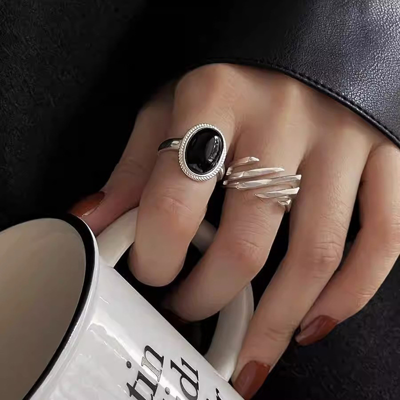 A niche design black oval ring for women with simple lines, individual and fashionable open ring, hip-hop fashion index finger ring Specification drawing