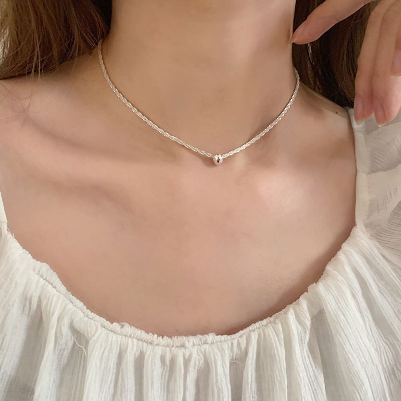 Silver simple starry sky necklace, a light luxury and niche style for women, with a sparkling sand collarbone chain and a retro neckband full figure