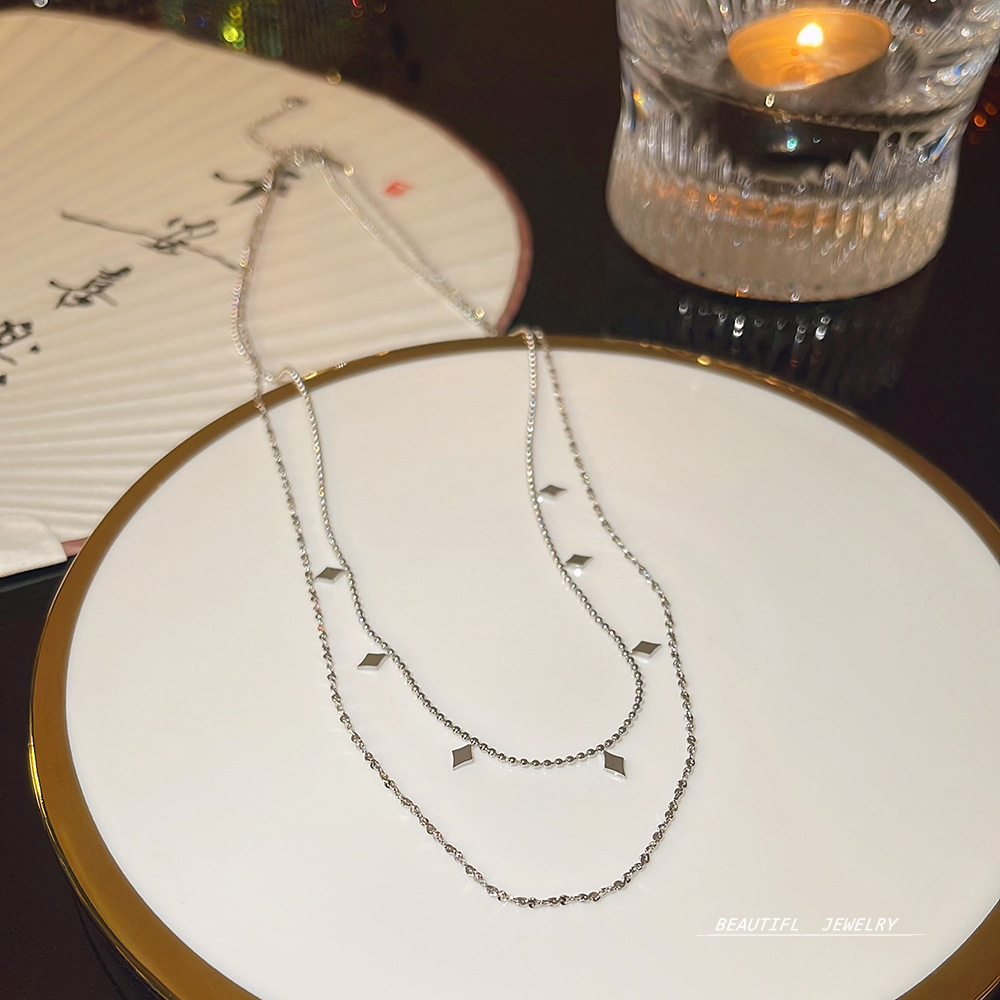 Non-fading double-layer star necklace for women, light luxury, versatile collarbone chain, neck chain, niche design, simple sweater chain accessory Application Scenario
