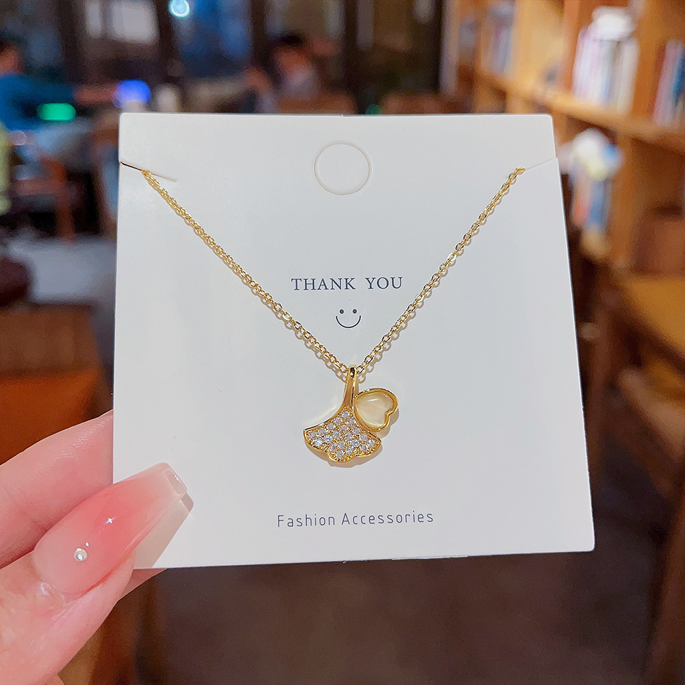 Ginkgo leaf cat's eye stone titanium steel necklace for women on Instagram, cold style, high-end, versatile, simple collarbone chain, fashionable neck chain Application Scenario