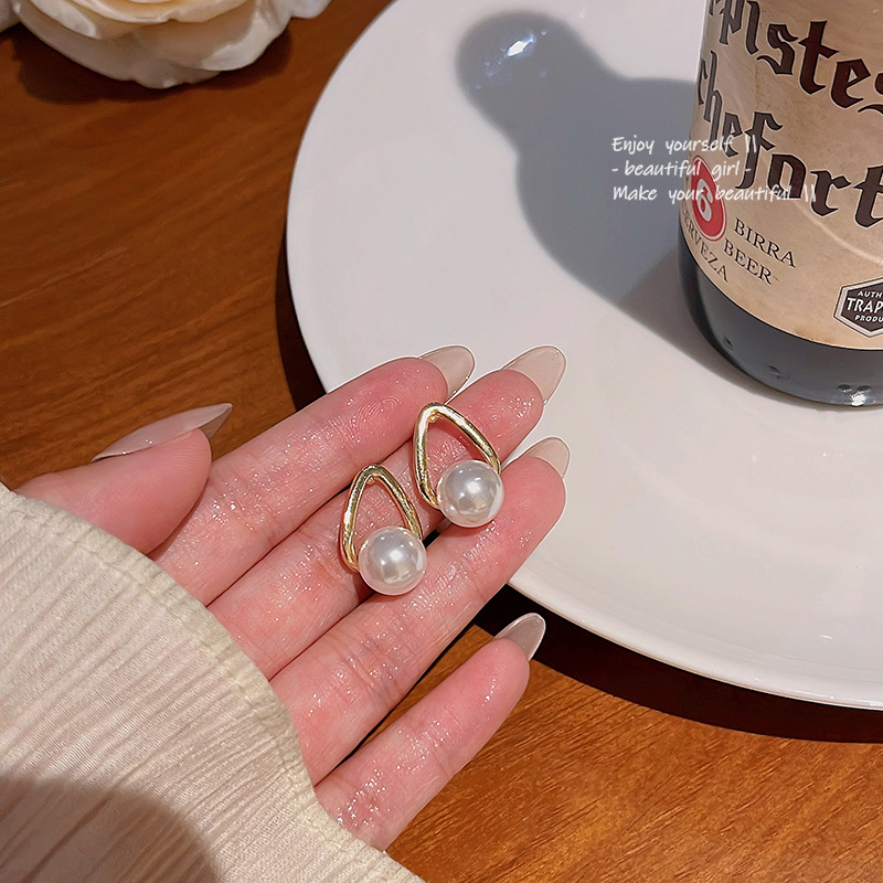 Korean fashionable and simple water drop pearl earrings, women's light luxury and niche design sense, individual retro and versatile earrings wholesale full figure