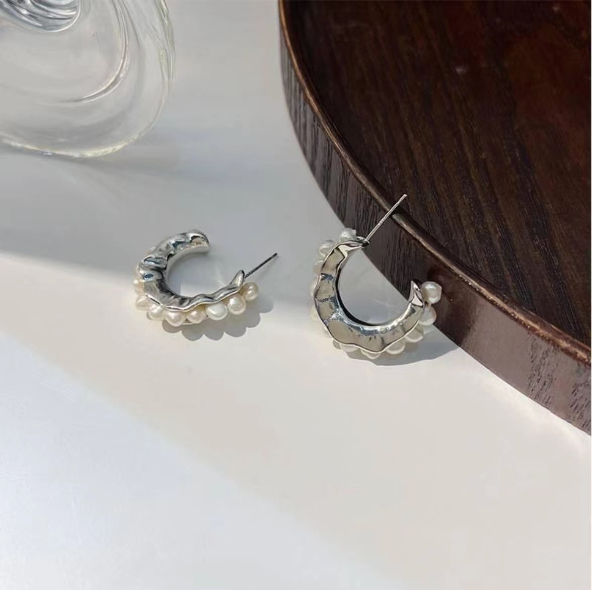 New trendy French retro irregular pearl stud earrings for women, exuding a sense of luxury, sophistication, fashion and individuality Application Scenario