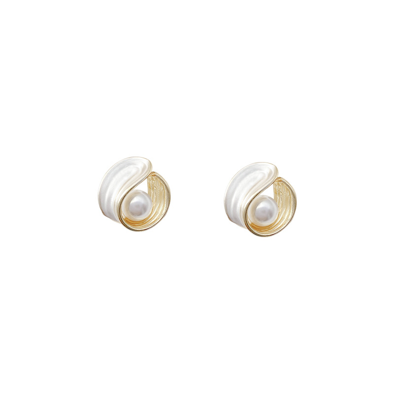 French retro pearl stud earrings for women, a unique, light luxury, elegant and high-end oil-drop earrings, a gentle and elegant accessory Item Picture