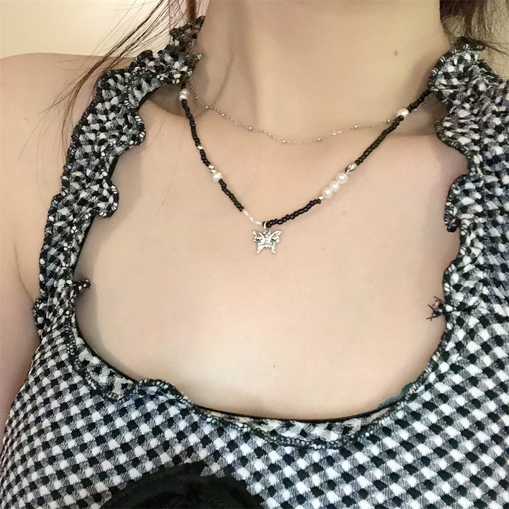 Sweet and cool handcrafted beaded necklace for women's autumn, with a unique and fair design sense, a cold and simple collarbone chain Application Scenario