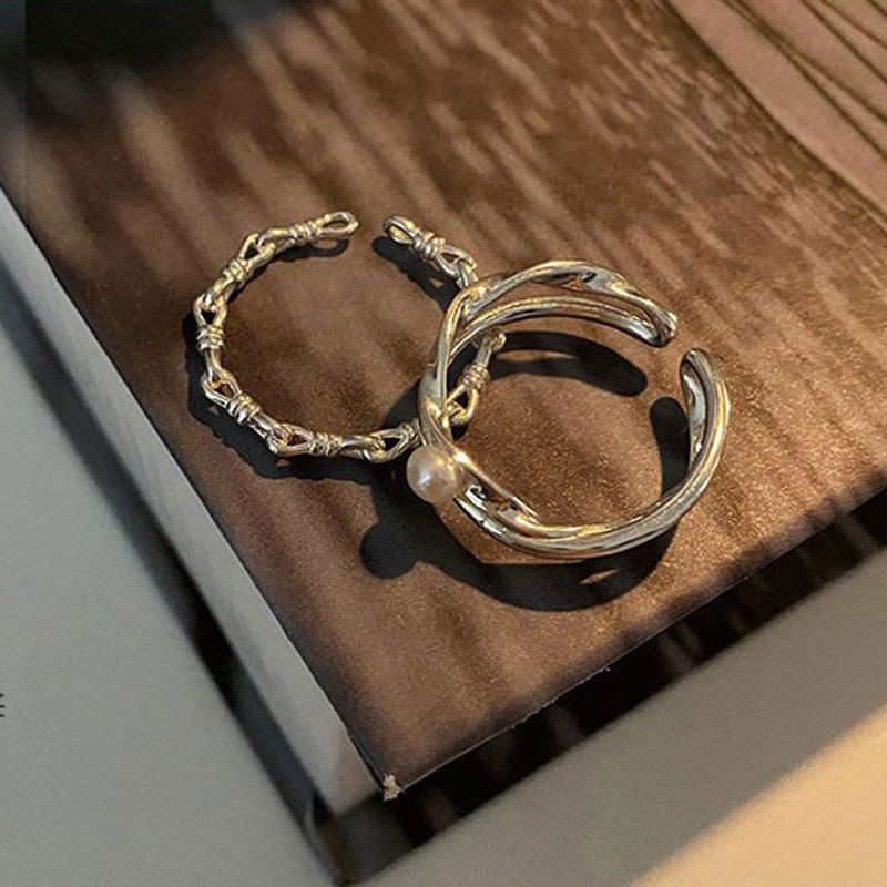 Layering and pairing with a simple pearl cross-opening ring, this is a niche design for women, exuding a sense of light luxury and sophistication, and is exquisite and fashionable Application Scenario