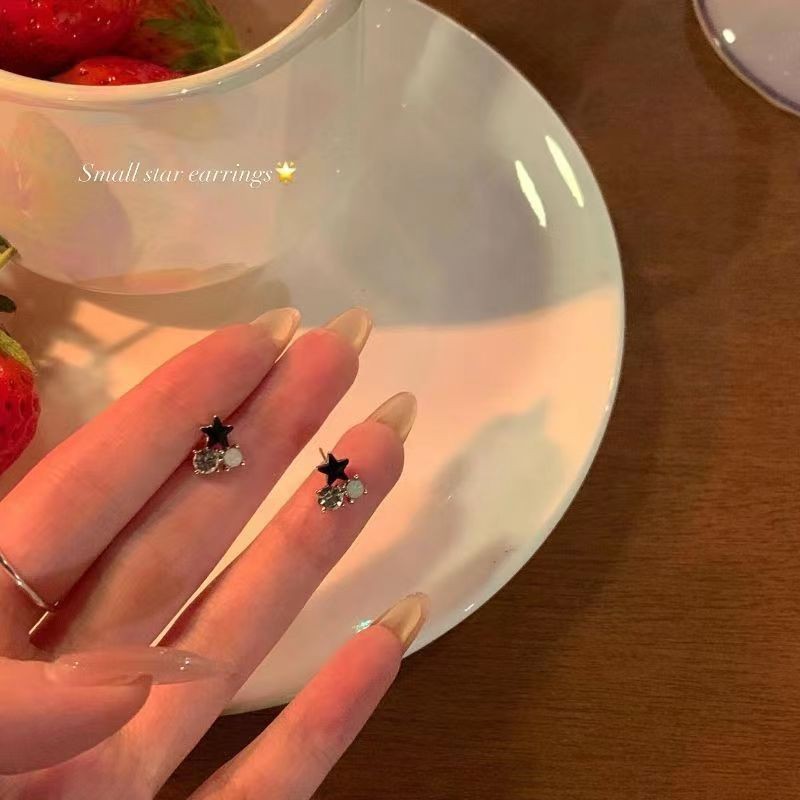 Compact and mini, with a unique ins style and niche design, black star stud earrings, sweet and cool style, spicy girl ear bone stud earrings for women Specification drawing