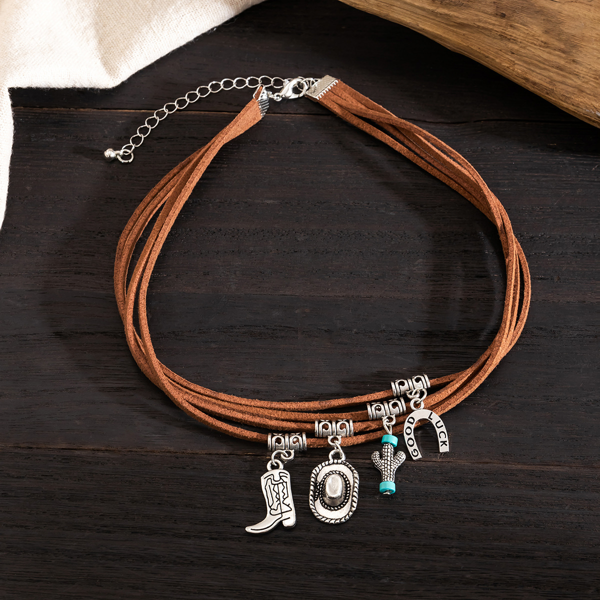 European and American cross-border jewelry, retro turquoise pendants, flower plates, velvet necklaces, and small ethnic style velvet Harajuku necklaces Application Scenario