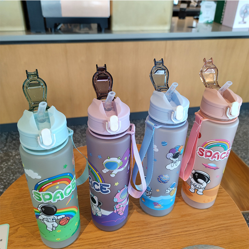 Summer cartoon astronaut frosted water cup, bouncing lid straw cup, portable handle, PC plastic cup, astronaut water bottle full figure