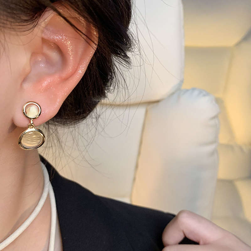 French retro cat's eye stone ear studs are versatile for women, with a light luxury and unique tassel design. They are the same style of earrings as Internet celebrities Application Scenario