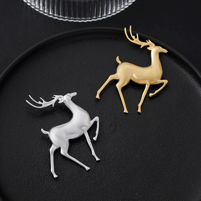 Light luxury and high-end golden deer brooch, niche suit accessory pin, creative and personalized metal brooch wholesale full figure
