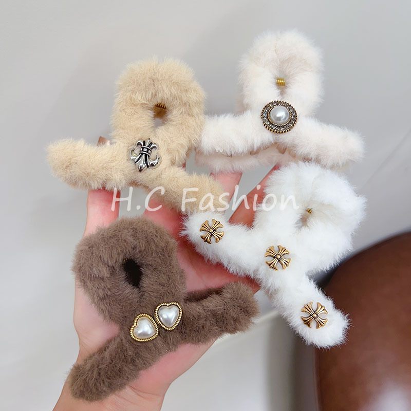 The new mid-sized retro plush claw clip for autumn and winter, a high-end look, is a popular shark clip headpiece on the back of a woman's head Application Scenario