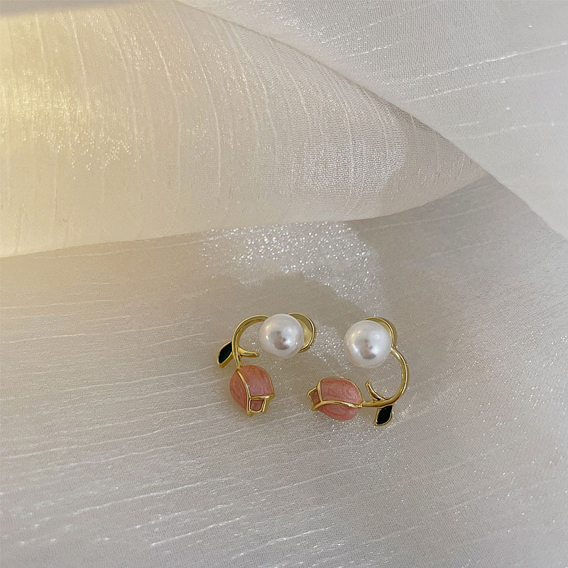 925 Silver Tulip Stud Earrings for Women, 2025 New trendy and light luxury earrings, niche earrings, no need to remove, high-end ear hooks Application Scenario
