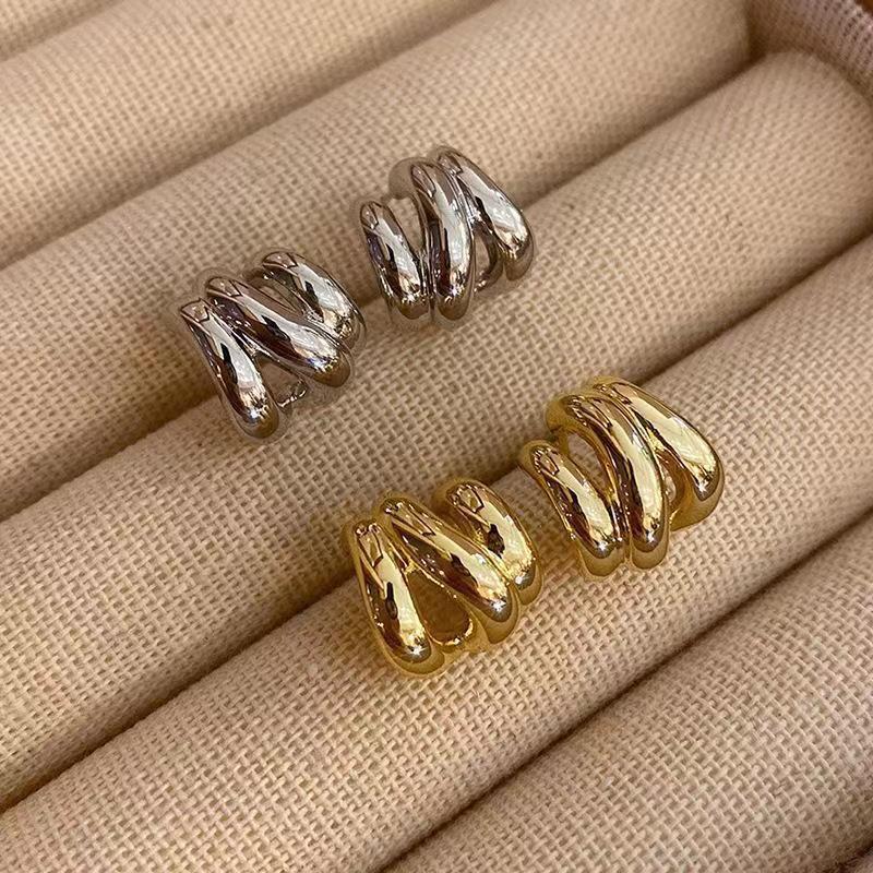 The 2025 new best-selling three-layer ear ring earrings are a high-end, niche design for women. The stud earrings are elegant, versatile and simple Application Scenario