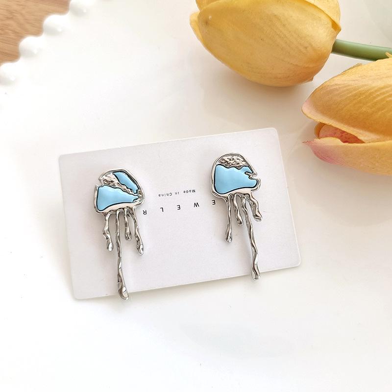 The new s925 asymmetrical jellyfish stud earrings from Japan and South Korea are a versatile and niche design with a cool style Application Scenario