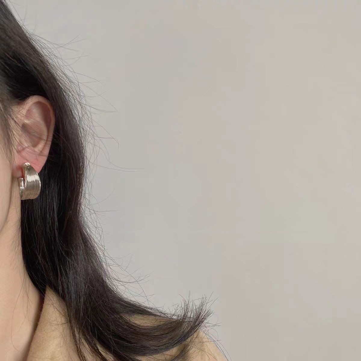 The simple and versatile metallic silver multi-layer coil C-shaped earrings exude a feminine charm, a high-end and cold style, and a niche design sense details Picture
