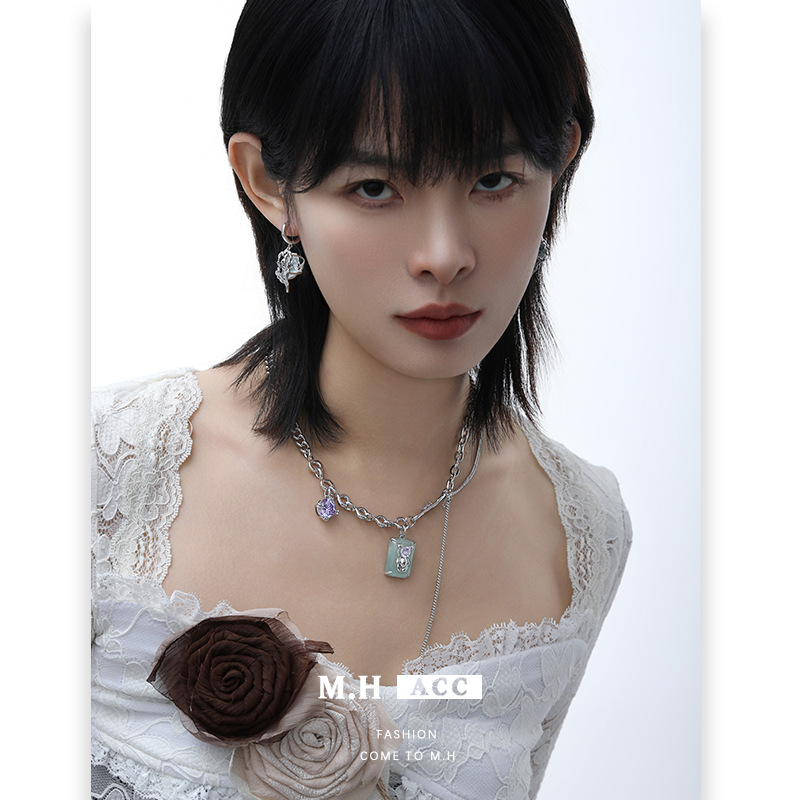 The new square blue-label bear necklace is equipped with a high-end, retro and cool collarbone chain, as well as a unique and trendy geometric pendant full figure